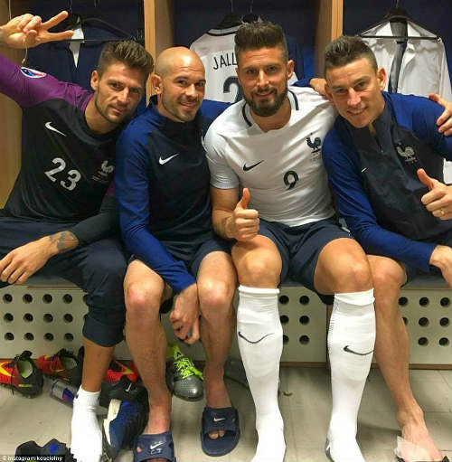 Ảnh đẹp Euro 20/6: Pogba chúc mừng "Ngày của bố" - 12