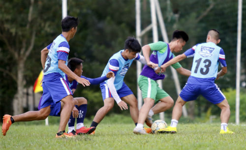 Cầu thủ phong trào học cách đá như Công Phượng, Tuấn Anh - 6