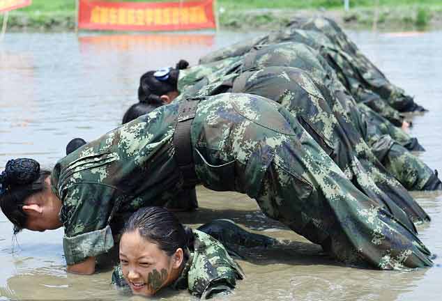 Tiếp viên hàng không vác gỗ, lội bùn, đánh võ - 2