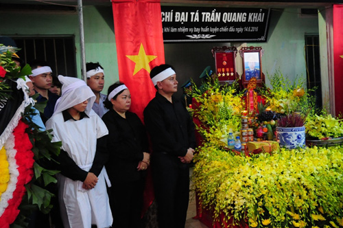 Trao quyết định đặc cách viên chức cho vợ Đại tá Khải - 2