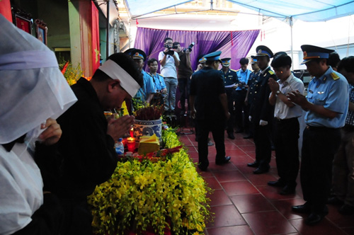 Trao quyết định đặc cách viên chức cho vợ Đại tá Khải - 7