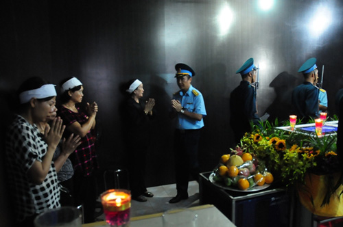 Trao quyết định đặc cách viên chức cho vợ Đại tá Khải - 9