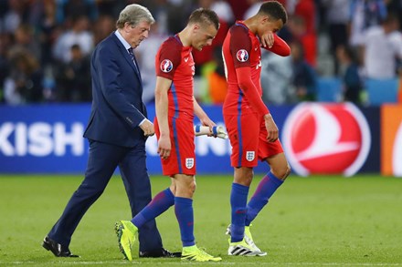 Bị Slovakia 'cưa điểm', cầu thủ Anh ôm vợ tìm an ủi - 1