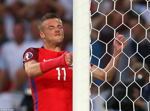 Bị Slovakia 'cưa điểm', cầu thủ Anh ôm vợ tìm an ủi - 2
