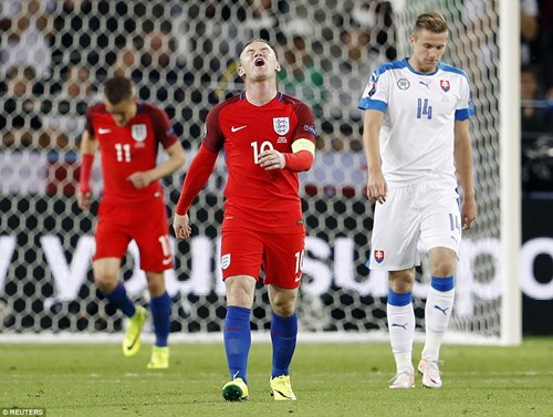 Bị Slovakia 'cưa điểm', cầu thủ Anh ôm vợ tìm an ủi - 3