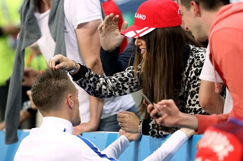 Bị Slovakia 'cưa điểm', cầu thủ Anh ôm vợ tìm an ủi - 6