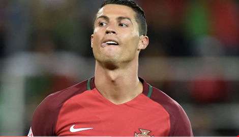 Cristiano Ronaldo suy sụp vì đá hỏng penalty trận gặp Áo - 1