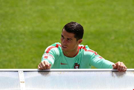 Cristiano Ronaldo suy sụp vì đá hỏng penalty trận gặp Áo - 2