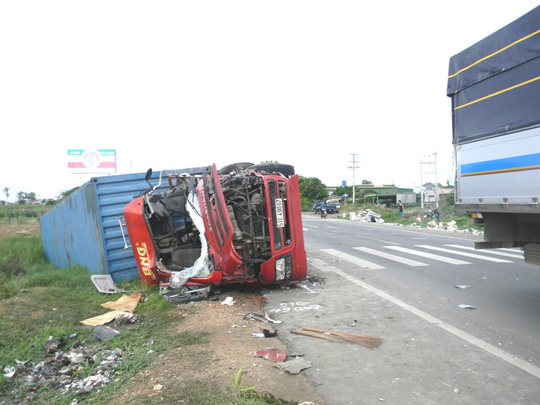 Xe tải và xe container đối đầu, 2 tài xế chết tại chỗ - 1