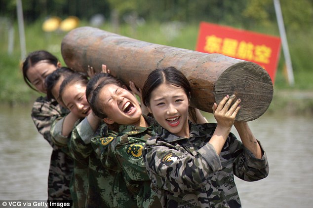 Xem nữ tiếp viên hàng không TQ luyện đánh đấm như lính - 2