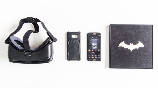 Phiên bản đặc biệt của chiếc Galaxy S7 Edge gắn hình logo Batman sở hữu một màu duy nhất là đen tuyền. Bên cạnh sạc, cáp kết nối, tai nghe, Galaxy S7 edge Batman còn kèm theo một kính thực tế ảo GearVR, một case bảo vệ và một logo Batman.