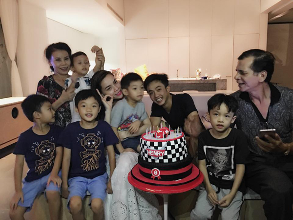 Hồ Ngọc Hà tung bộ ảnh gia đình đoàn viên nhân dịp sinh nhật mẹ