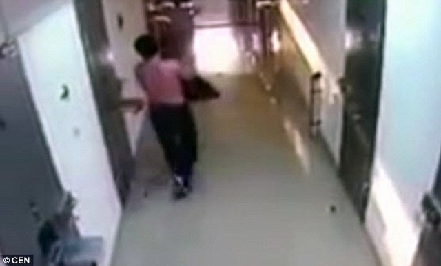 Video: Tù nhân Nga chui như rắn qua khe cửa hẹp bỏ trốn - 2