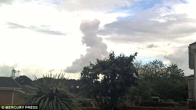 Đám mây kỳ lạ hình quần đảo Anh trên bầu trời - 1