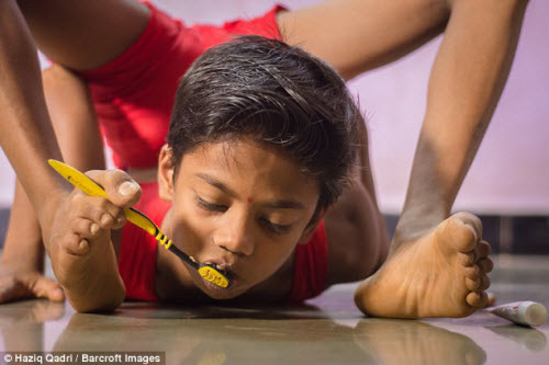 Cậu bé "người rắn" có khả năng uốn dẻo kỳ tài ở Ấn Độ - 3