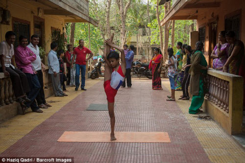 Cậu bé "người rắn" có khả năng uốn dẻo kỳ tài ở Ấn Độ - 6