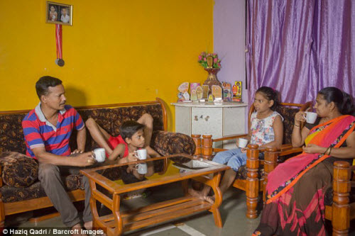 Cậu bé "người rắn" có khả năng uốn dẻo kỳ tài ở Ấn Độ - 9