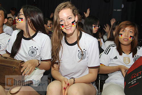 Người đẹp nước Đức ấn tượng với fan “Xe tăng” tại TP.HCM - 1