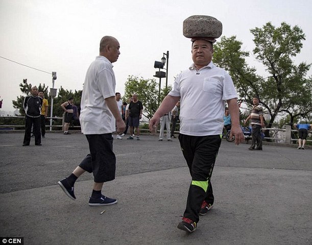 Giảm cân kiểu Trung Quốc: Đội đá 40kg đi dạo - 1