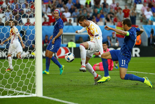 Ảnh đẹp Euro 22/6: Khi "nhà vua" phải quỳ gối - 10