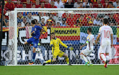 Ảnh đẹp Euro 22/6: Khi "nhà vua" phải quỳ gối - 11