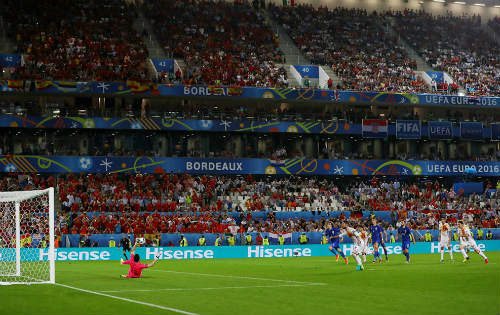 Ảnh đẹp Euro 22/6: Khi "nhà vua" phải quỳ gối - 12
