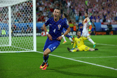 Ảnh đẹp Euro 22/6: Khi "nhà vua" phải quỳ gối - 13