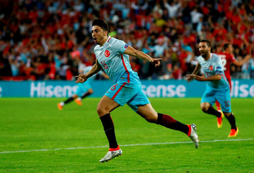 Ảnh đẹp Euro 22/6: Khi "nhà vua" phải quỳ gối - 15