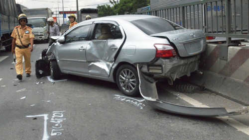 TP.HCM: Tài xế run rẩy trong ô tô biến dạng sau tai nạn - 1