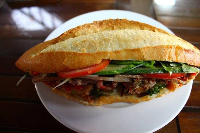 Bánh mì Hội An luôn được du khách nước ngoài nức nở khen ngợi, đặc biệt là bánh mì Phượng, hay bánh mì hiệu bà Khánh bán hàng trong suốt 30 năm.
