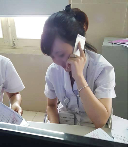 Dừng hợp đồng với nhân viên bệnh viện “buôn” điện thoại - 1