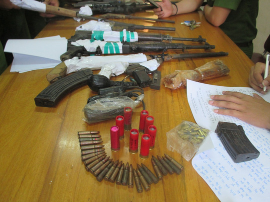 Bắt trùm bán ma túy thủ cả “kho” súng K59, súng AK, lựu đạn - 1