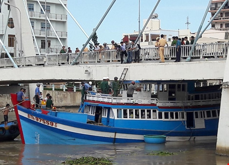 Giải cứu thành công tàu mắc kẹt dưới cầu Lê Hồng Phong - 9