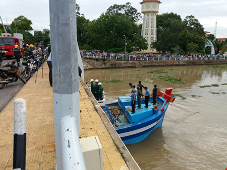 Giải cứu thành công tàu mắc kẹt dưới cầu Lê Hồng Phong - 8