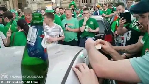 Ăn mừng quá tay làm hỏng ô tô người Pháp, CĐV Ireland nhét tiền...đền - 2