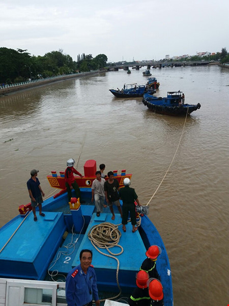 Giải cứu thành công tàu mắc kẹt dưới cầu Lê Hồng Phong - 1