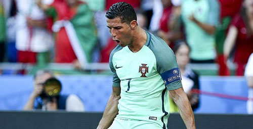Messi thăng hoa, Ronaldo phải giành Quả bóng vàng EURO - 2