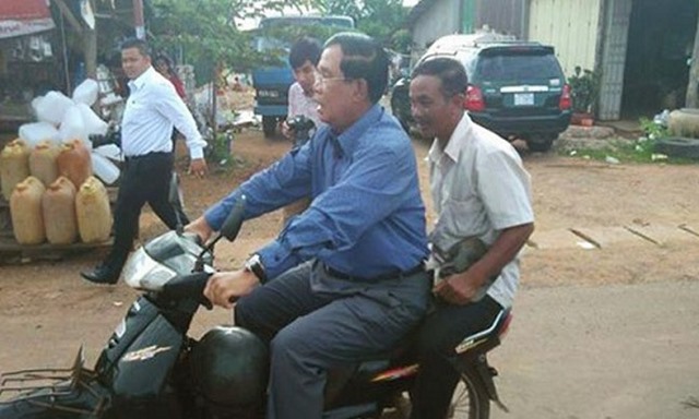 TT Campuchia bị phạt vì đi xe máy không đội mũ bảo hiểm - 1