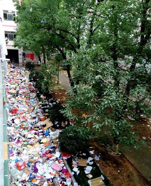 Kinh hoàng KTX bẩn "không lối thoát" của sinh viên TQ - 5