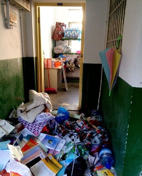 Kinh hoàng KTX bẩn "không lối thoát" của sinh viên TQ - 6