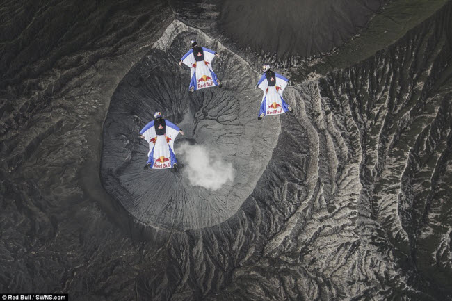 Bộ ba Marco Waltenspiel, Marco Fuerst và Georg Lettner đang bay lượn như chim bằng trang phục wingsuit (quần áo có cánh) ngay trên miệng núi lửa Bromo ở Indonesia.