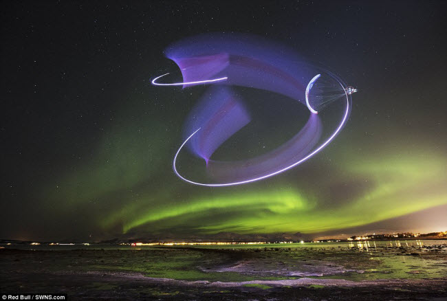 Vận động viên dù lượn nhào lộn Horacio Llorens biểu diễn trên bầu trời đêm được thắp sáng bởi ánh cực quang tuyệt đẹp ở Troms, Na Uy.