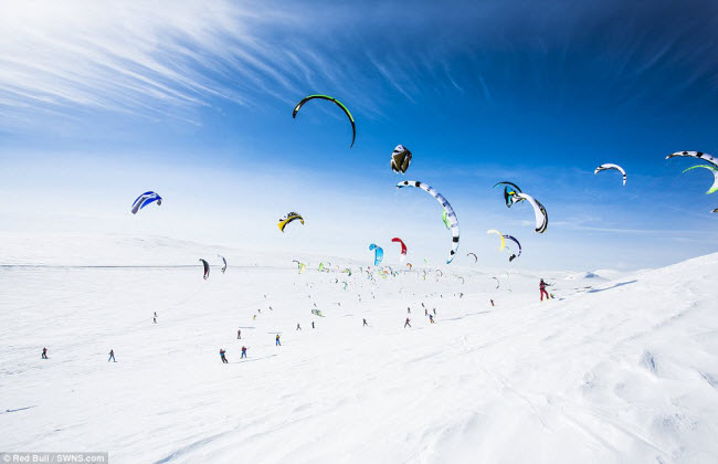 Các vận động viên trượt tuyết bằng dù lượn thi đấu trong điều kiện lạnh giá tại cuộc thi Ragnarok được tổ chức ở Hardangervidda, gần Haugastol, Na Uy.