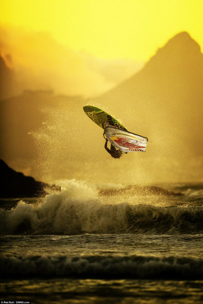 Vận động viên lướt ván buồm Alice Arutkin biểu diễn một cú lộn nghệ thuật trên sóng lớn ngoài khơi Cape Town, Nam Phi.