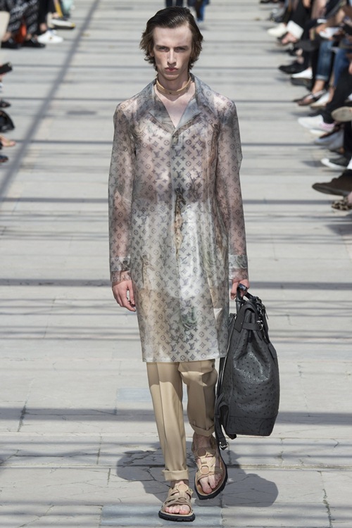 Louis Vuitton: Khi trai đẹp mặc áo xuyên thấu - 15