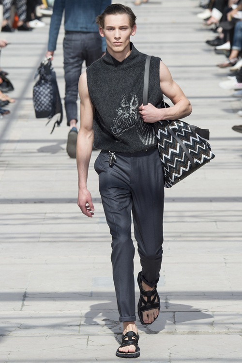 Louis Vuitton: Khi trai đẹp mặc áo xuyên thấu - 1
