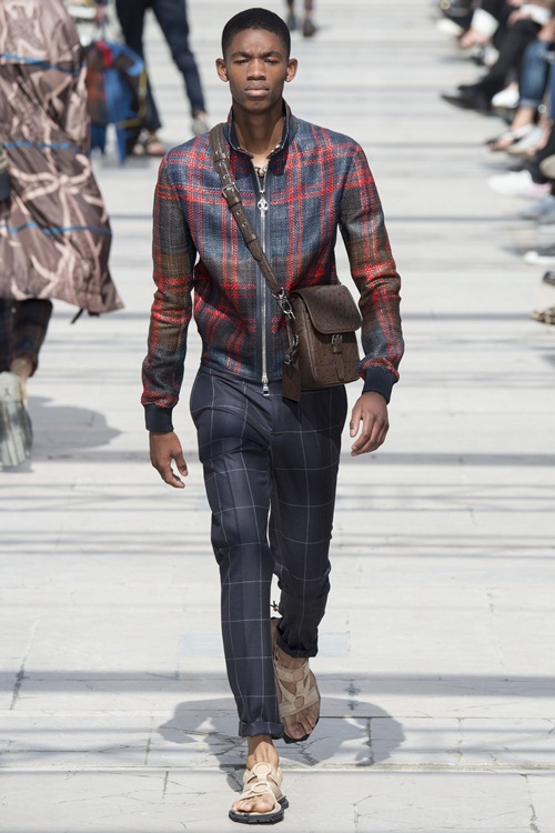 Louis Vuitton: Khi trai đẹp mặc áo xuyên thấu - 14