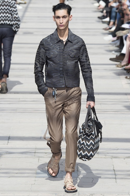 Louis Vuitton: Khi trai đẹp mặc áo xuyên thấu - 4