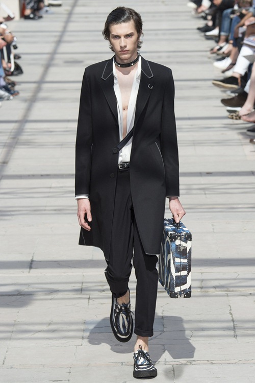 Louis Vuitton: Khi trai đẹp mặc áo xuyên thấu - 8