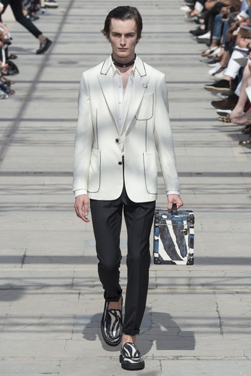 Louis Vuitton: Khi trai đẹp mặc áo xuyên thấu - 9